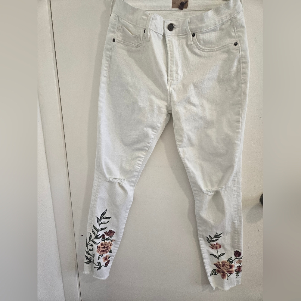 DRIFTWOOD White Skinny Jeans with Chic Design
